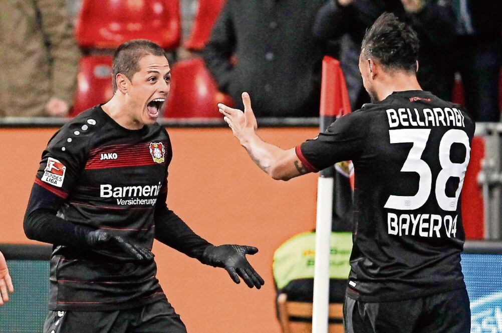 Javier Hernández celebró con Karim Bellarabi el haber recuperado el gol (MIKA VOLKMANN. EFE)