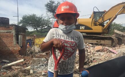 Oscar, de 7 años ayudó a recoger escombros de su casa en Morelos