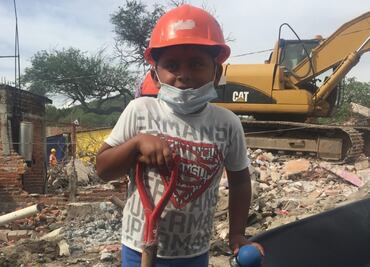 Oscar, de 7 años ayudó a recoger escombros de su casa en Morelos
