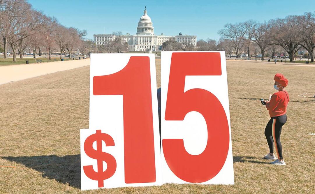 En el marco de la conmemoración de ayer, en el National Mall se colocó un letrero con el reclamo de un salario mínimo de 15 dólares. Foto: Andrew Caballero. AFP