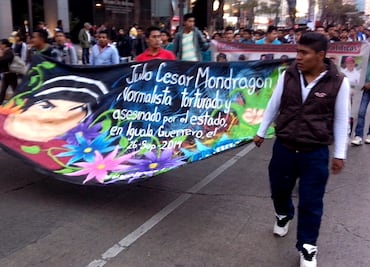 Padres de los 43 piden justicia por normalista desollado