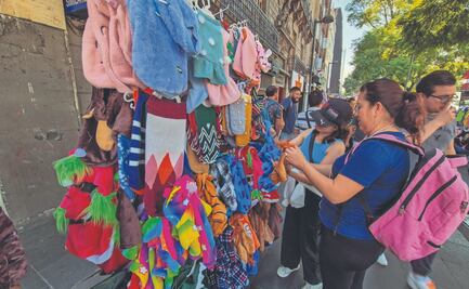 Ciudadanos buscan artículos para cubrirse del frío