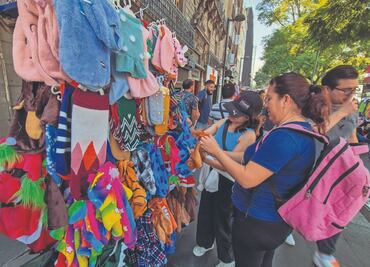 Ciudadanos buscan artículos para cubrirse del frío
