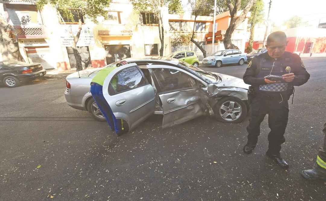 Las llamadas al conducir son un distractor con graves consecuencias, dijeron diputados. Foto: ARCHIVO EL UNIVERSAL