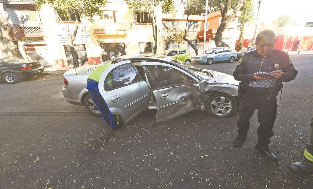 Las llamadas al conducir son un distractor con graves consecuencias, dijeron diputados. Foto: ARCHIVO EL UNIVERSAL