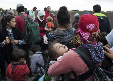 Convoy con ayuda parte hacia Hungría