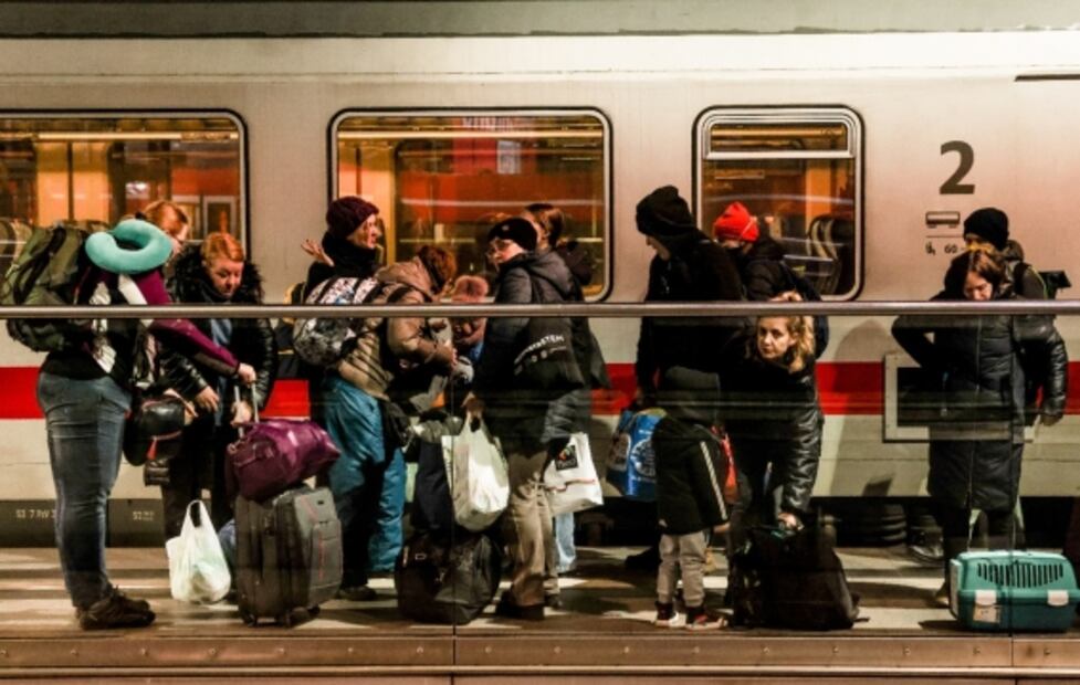 Guerra Rusia-Ucrania: arribo de refugiados a Berlín recuerda la llegada de desplazados en 1945