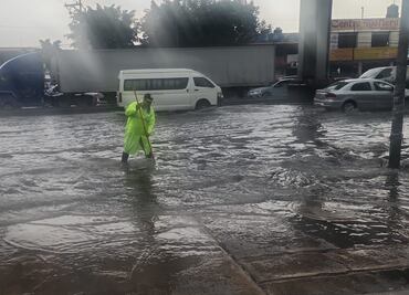 Intensas lluvias dejan anegaciones en Iztapalapa; activan protocolos de emergencia en Calzada Ignacio Zaragoza