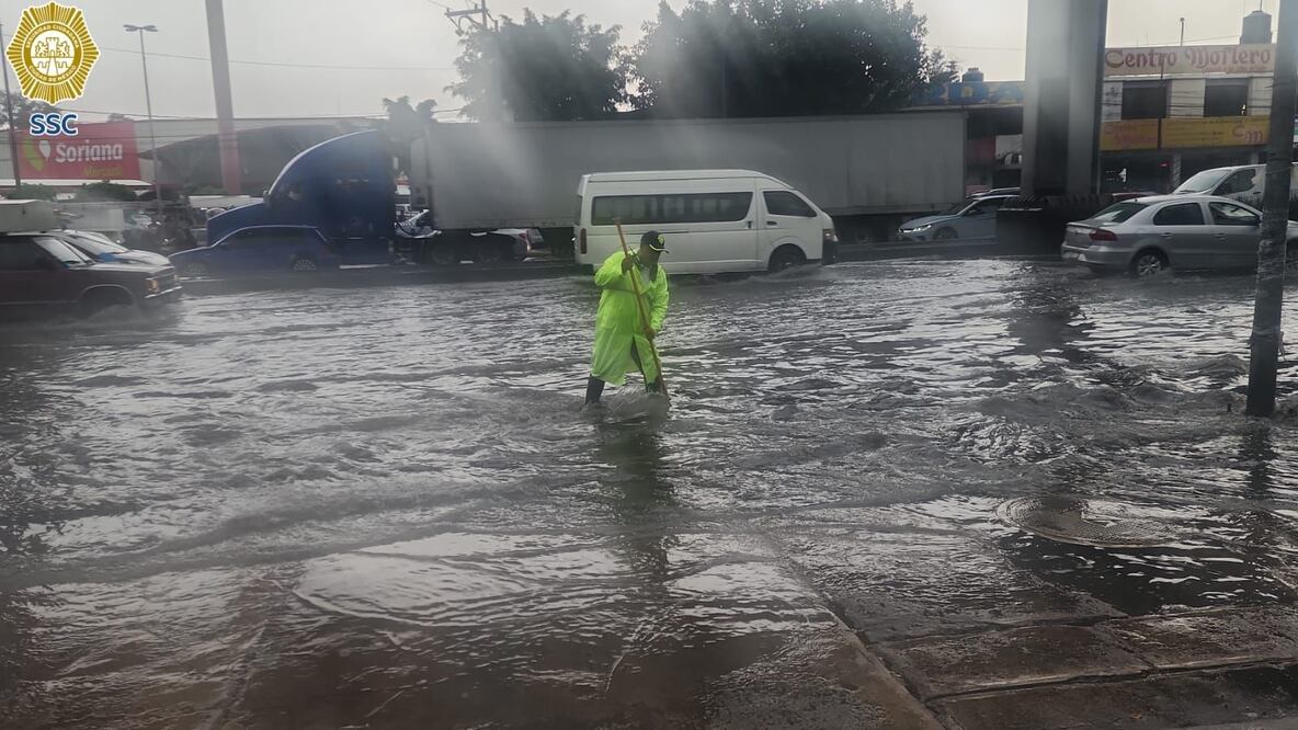 Se reportan encharcamientos en Calzada Ignacio Zaragoza derivado de las intensas lluvias de este martes en Iztapalapa. (Foto: especial)