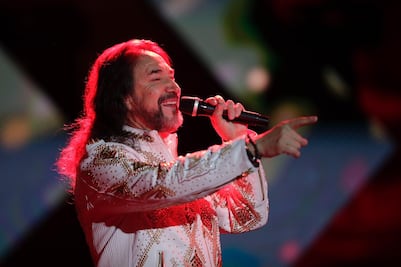 “El Buki” cautiva a 40 mil fans en sus 48 años de carrera