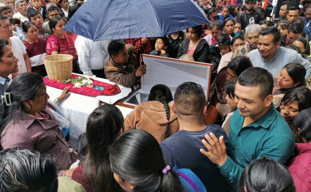 Personas acuden a misa del cuerpo del sacerdote. Foto: Fredy Martín Pérez.