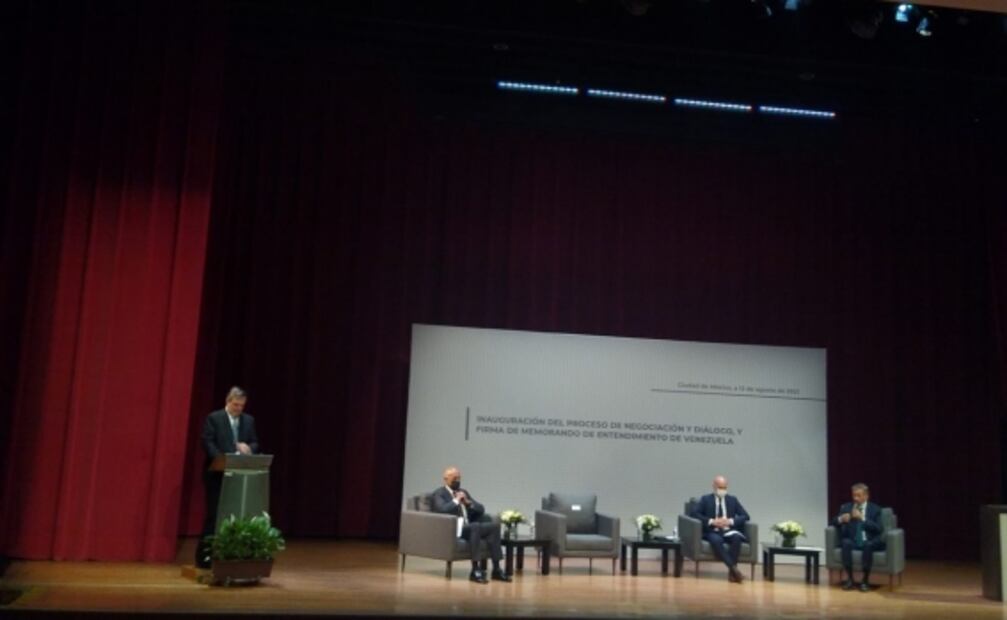 Gobierno y oposición de Venezuela firman acuerdo para inicio de diálogo