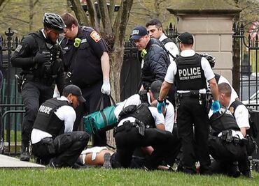 Hombre intenta prenderse fuego frente a la Casa Blanca
