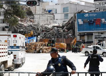 Vecinos acusan saqueos en edificios desalojados por sismo