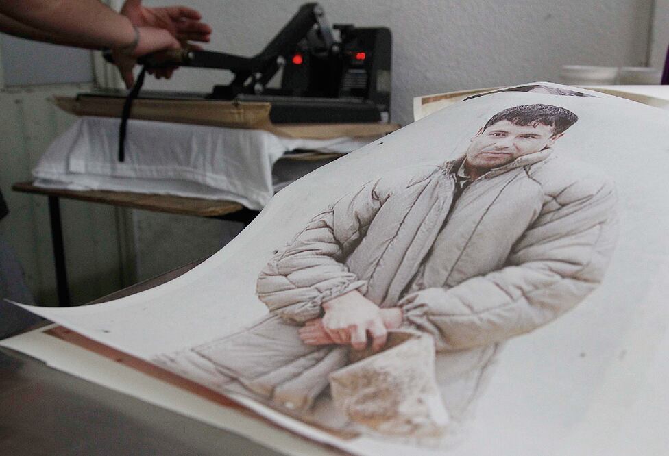 El líder del 'Cártel de Sinaloa', Joaquín Guzmán Loera, enfrenta 10 causas penales. En la imagen, un taller de impresión con una foto del criminal (ARCHIVO EL UNIVERSAL)