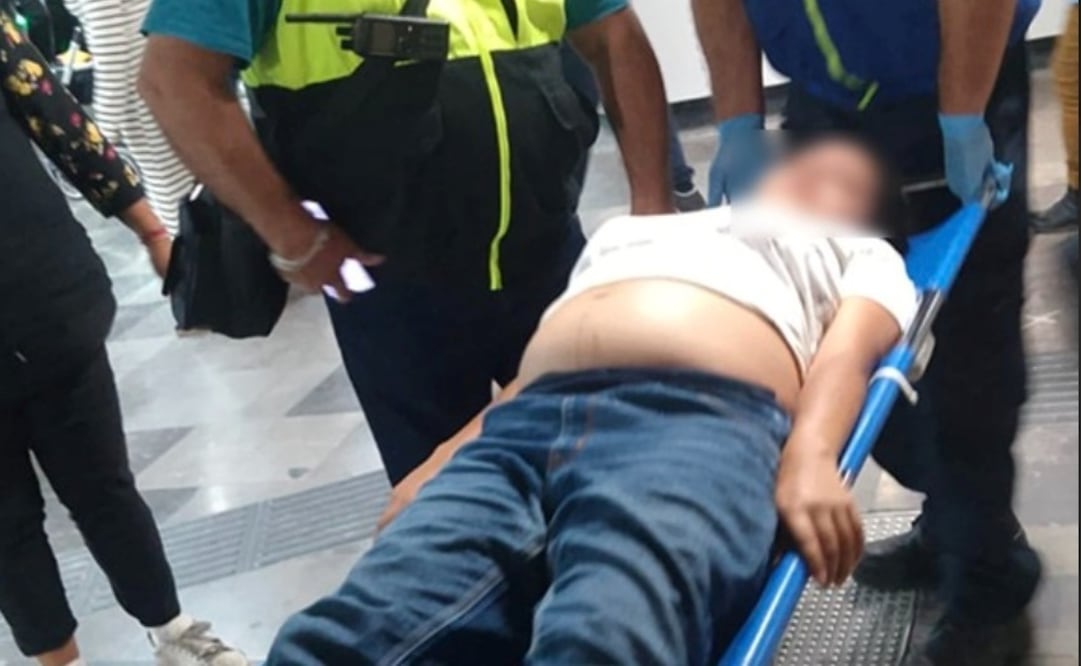 Policías capitalinos auxilian a mujer con probable labor de parto en Pino Suárez de la Línea 2 del Metro. Foto: especial