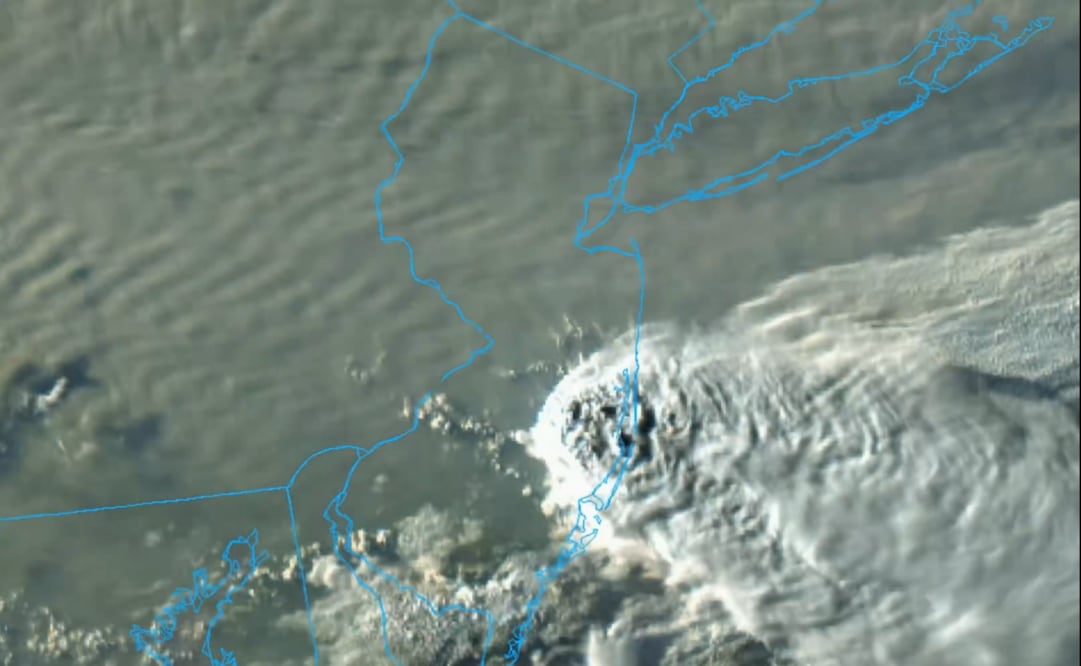 Imagen satelital compartida por un meteorólogo muestra tormentas persistentes sobre el sur de Nueva Jersey, mientras gran parte del estado permanece cubierta por humo de incendios forestales (18/07/2026). Foto: @CollinGrossWx