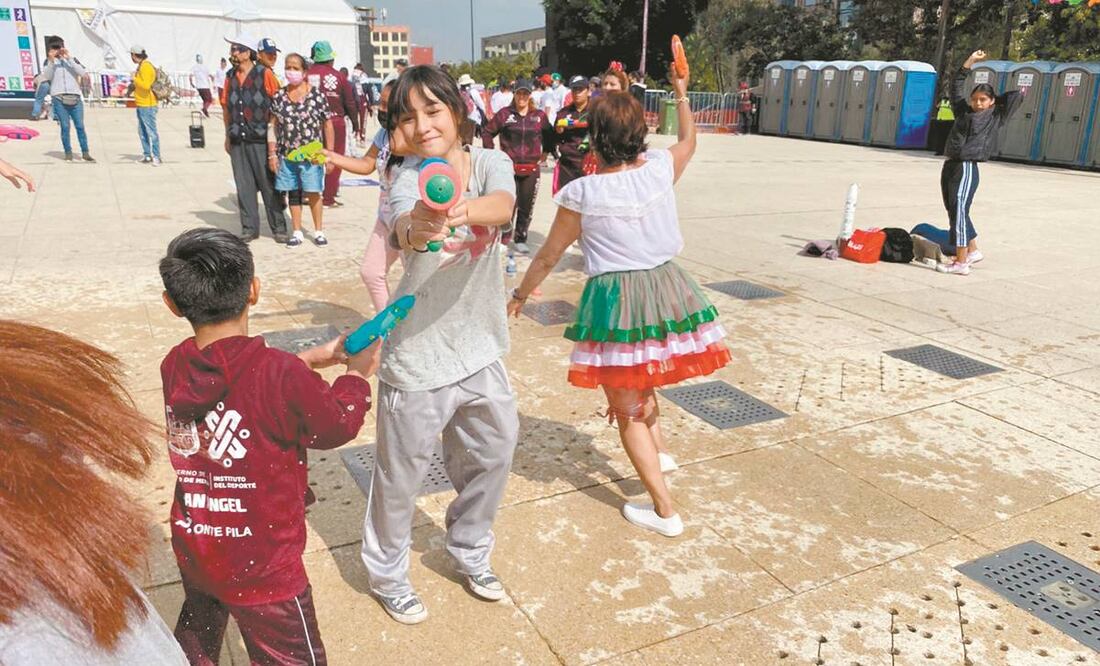 En las actividades en el Monumento a la Revolución también había guerritas con agua, aunque los promotores de Ponte Pila sacaron cubetas para utilizar el líquido lo más posible. Foto: Salvador Corona/EL UNIVERSAL