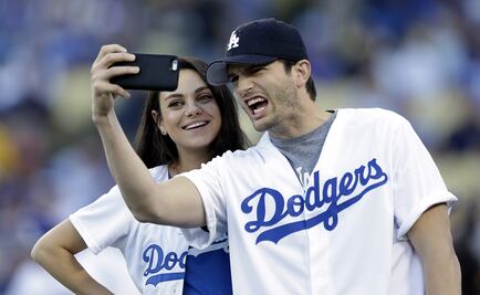 Ashton Kutcher recuerda su primer beso con Mila Kunis