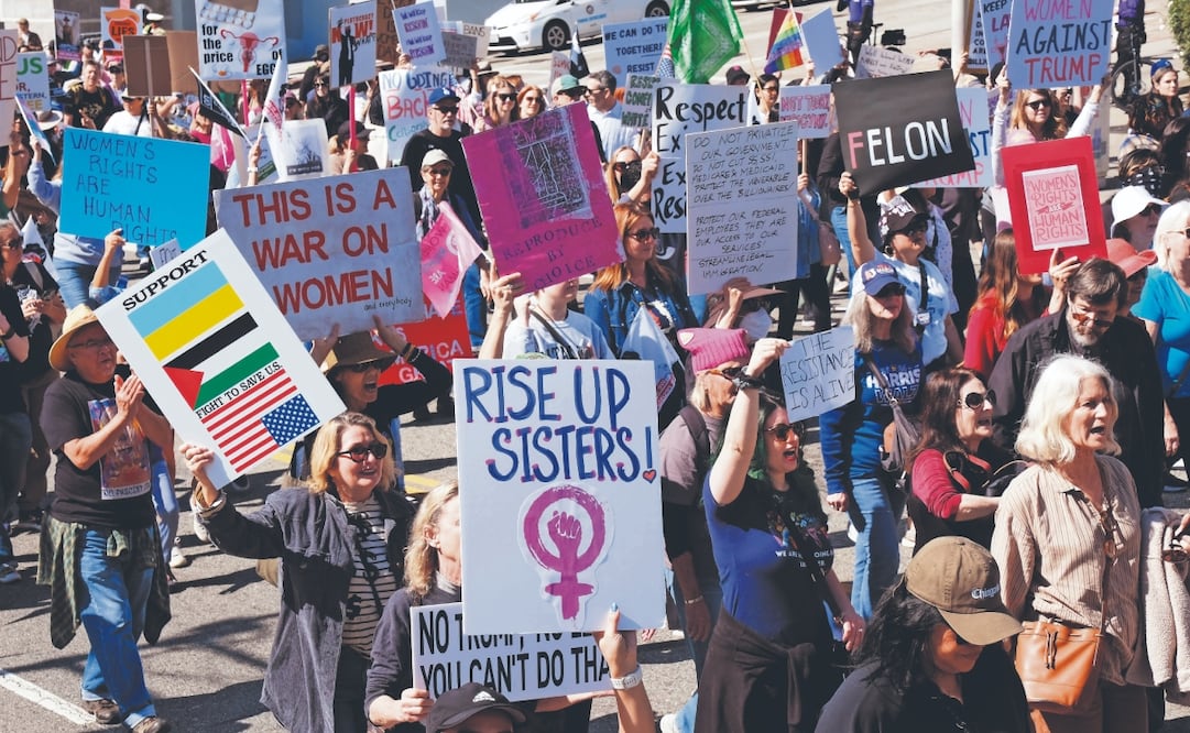 Asistentes a una manifestación por el Día Internacional de la Mujer en Los Ángeles, el 8 de marzo de 2025. (Foto de Jen Osborne / AFP)