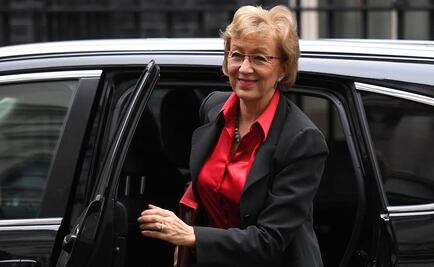 Dimite ministra británica encargada de relaciones con el Parlamento