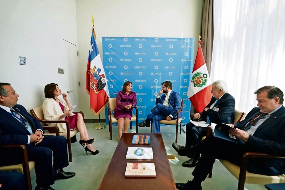 La presidenta de Perú, Dina Boluarte, con el mandatario de Chile, Gabriel Boric, en el marco de la Asamblea General de las Naciones Unidas, en septiembre pasada. Foto: EFE