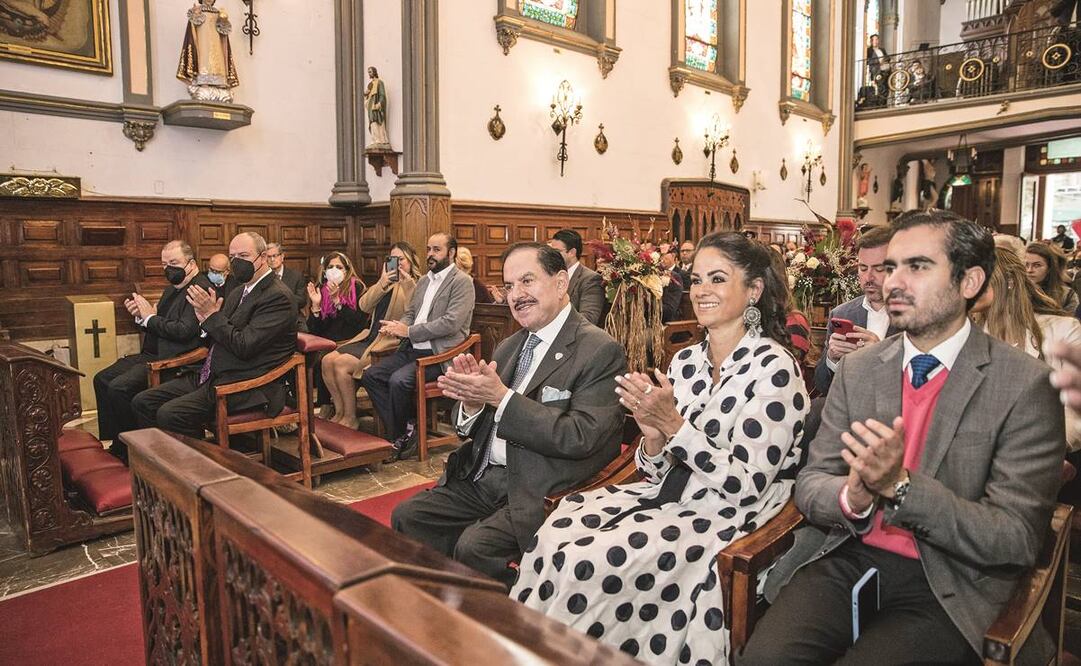 Los asistentes brindaron un aplauso al Licenciado Ealy Ortiz y a Juan Francisco Ealy Lanz Duret, Vicepresidente Ejecutivo y Director General de EL UNIVERSAL. Foto: Germán Espinosa/EL UNIVERSAL