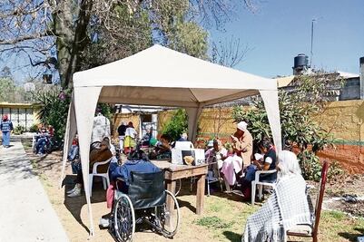 Se desborda canal de riego e inunda asilo 
