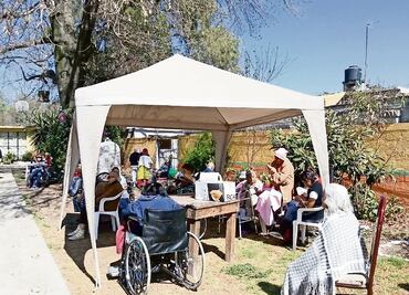 Se desborda canal de riego e inunda asilo