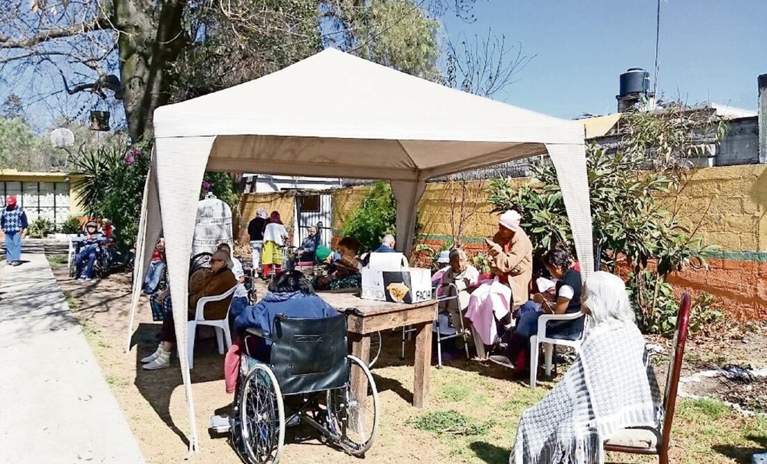 La mayoría de las 47 personas desalojadas utiliza silla de ruedas o está en cama, por lo que fueron trasladadas al jardín del lugar para ponerlas a salvo. (ESPECIAL)