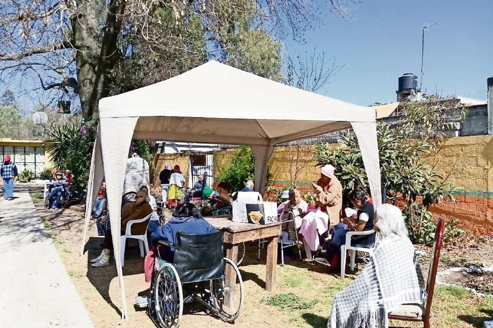 La mayoría de las 47 personas desalojadas utiliza silla de ruedas o está en cama, por lo que fueron trasladadas al jardín del lugar para ponerlas a salvo. (ESPECIAL)