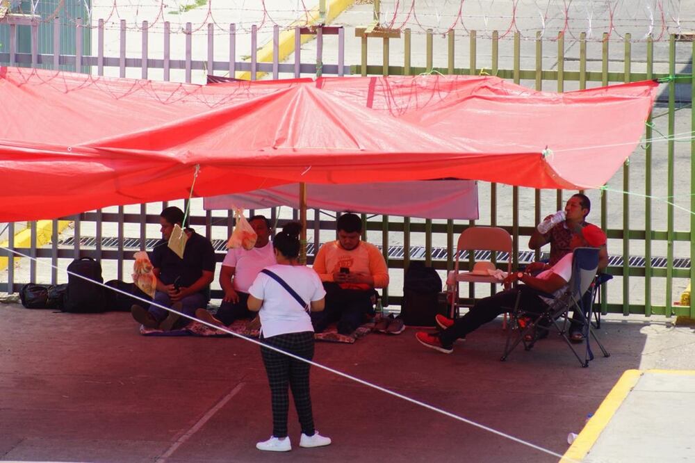 Por segundo día consecutivo, maestros de la Sección 22 del SNTE tomaron las instalaciones de Pemex. Foto: Edwin Hernández / EL UNIVERSAL