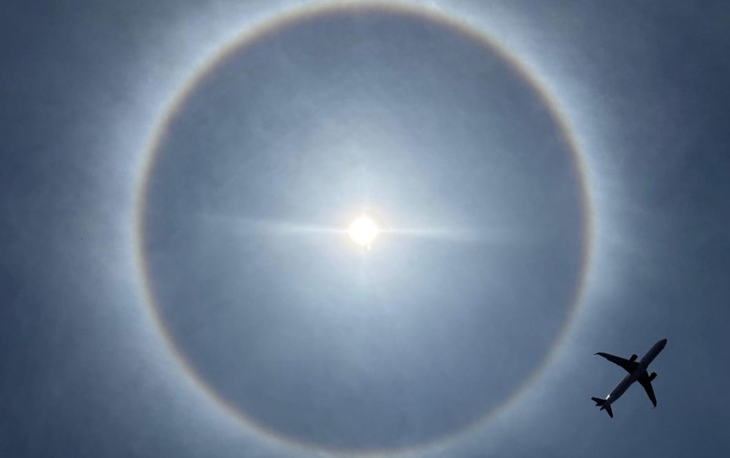 Un halo solar se apreció en la Ciudad de México, el 24 de mayo de 2025. Fotos: Darío Luna/ EL UNIVERSAL