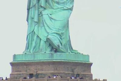 Mujer escala la Estatua de la Libertad en Nueva York y provoca evacuación