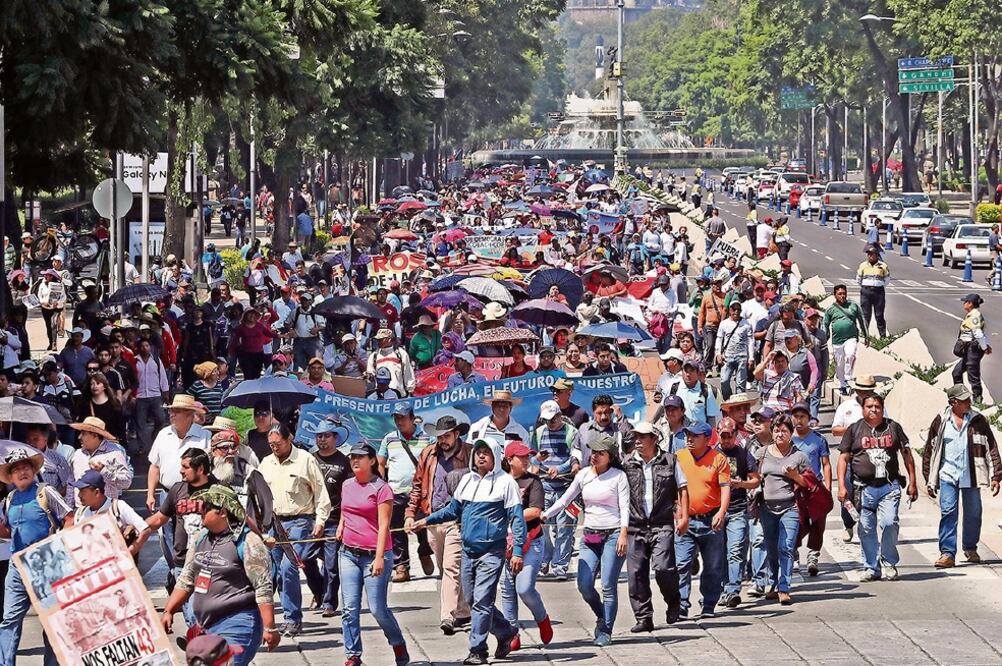 Miembros de la coordinadora realizaron una marcha ayer del Auditorio Nacional hacia el Zócalo de la Ciudad de México (ARIEL OJEDA. EL UNIVERSAL)
