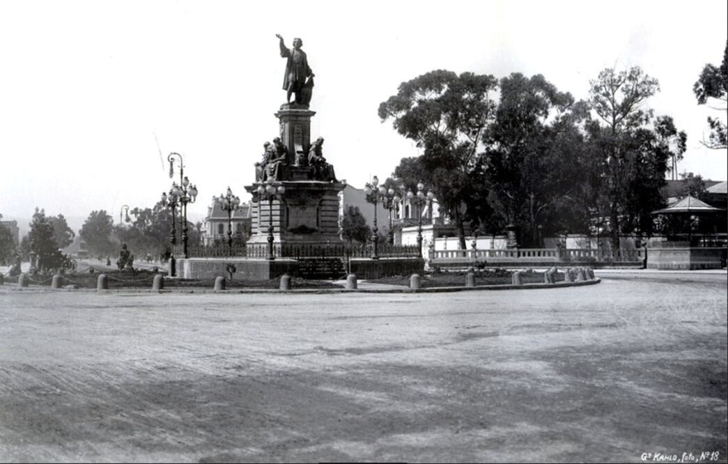 El Monumento a Cristóbal Colón, ubicado en el Paseo de la Reforma, en una imagen captada por el fotógrafo Guillermo Kahlo, alrededor de 1904. Este conjunto escultórico fue creado por el artista Charles Cordier y se inauguró en 1877. (Foto: Archivo)