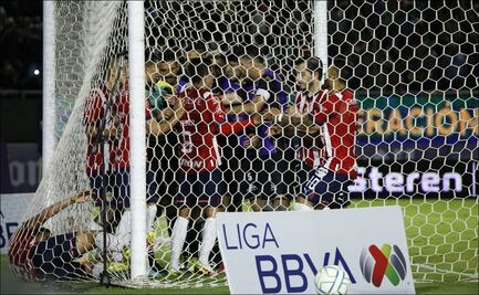 Mazatlán FC vence a las Chivas en un partido lleno de polémica arbitral