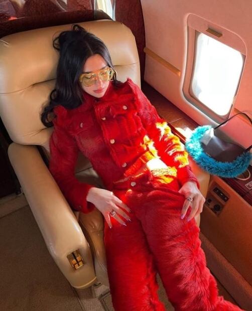 Enamórate del total look de peluche de Dua Lipa