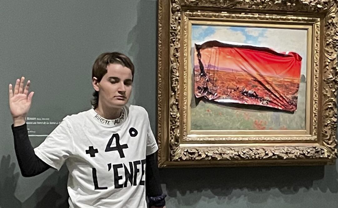 Esta foto proporcionada por Riposte Alimentaire muestra a un activista medioambiental posando junto a "Campo de amapolas" de Claude Monet en el museo de Orsay. Foto: Riposte Alimentaire vía AP.