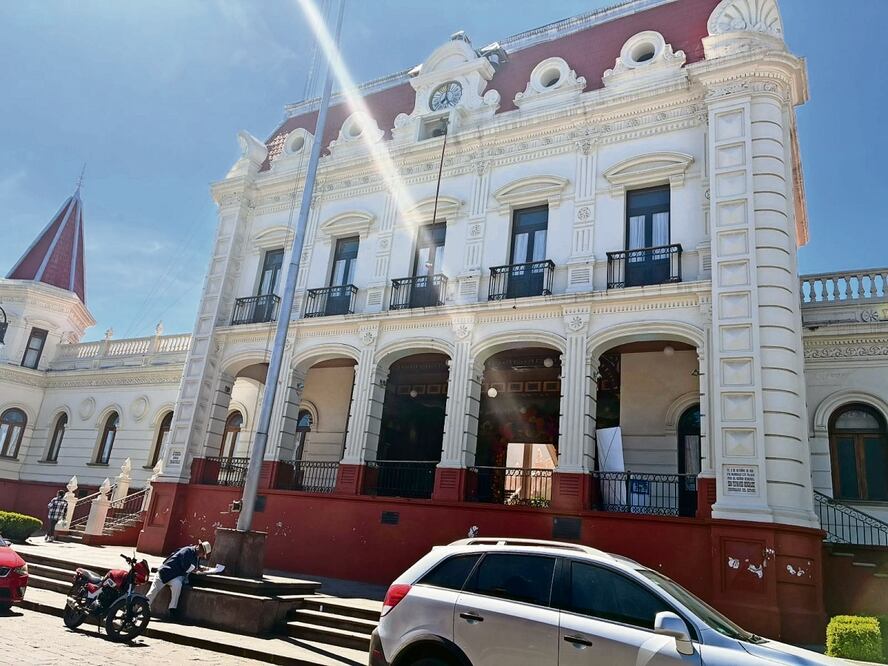 El Palacio Municipal fue liberado de basura. Foto: de Claudia Rodríguez. El Universal