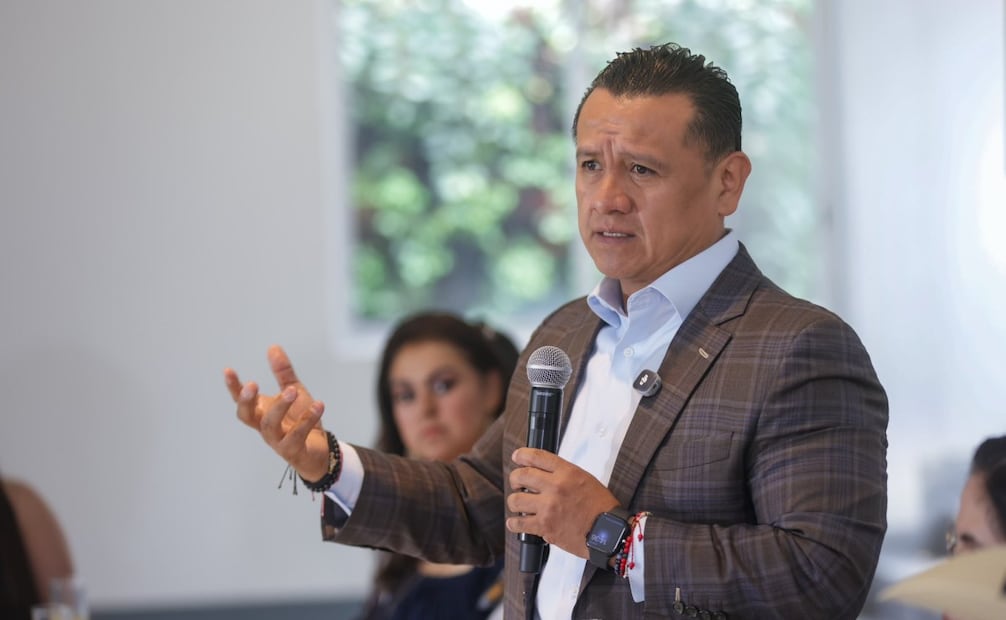 Carlos Torres Piña pidió licencia como fiscal de Michoacán para competir en la interna de Morena rumbo a la elección de 2027. Foto: X @CarlosTorres4T
