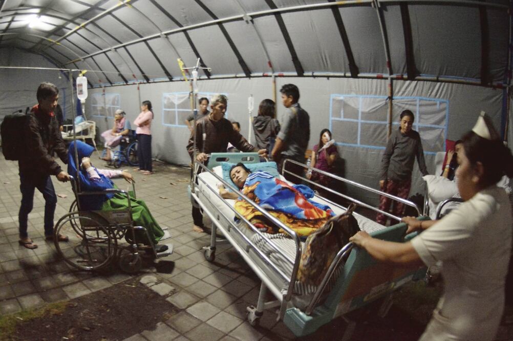 Esmergencia. Pacientes del hospital general Sanglah fueron evacuados tras los sismos que se registraron ayer (REUTERS)