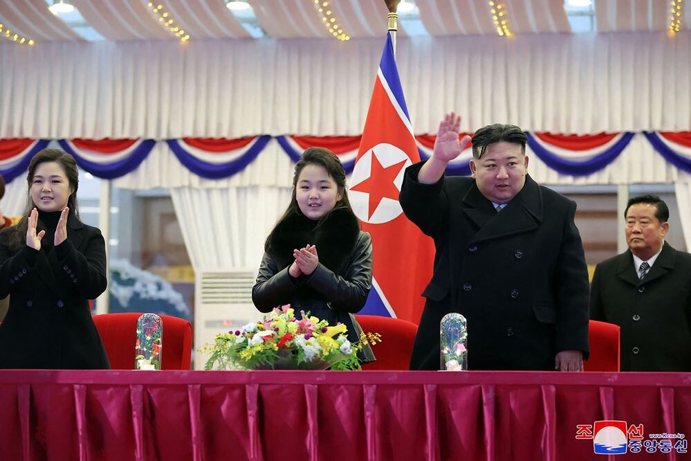 El líder de Corea del Norte, Kim Jong-un (derecha), saluda mientras observa una gran actuación de Año Nuevo con su su hija (centro), en el Estadio Rungrado Primero de Mayo. Foto: AFP