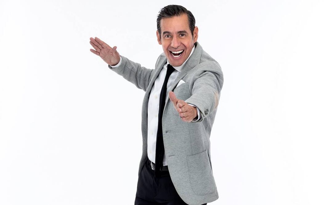 El conductor estrenó "De Noche"m un programa ligero en el que habla de temas controversiales como las relaciones abiertas, sexo, salud y hasta exorcismos. Foto: cortesía