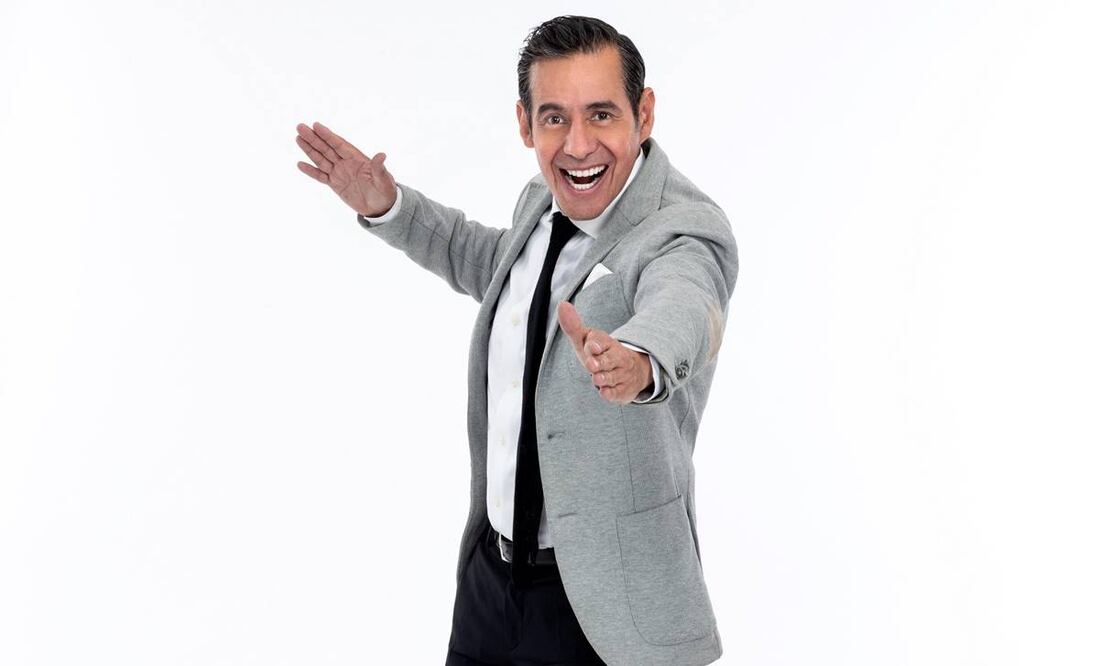 El conductor estrenó "De Noche"m un programa ligero en el que habla de temas controversiales como las relaciones abiertas, sexo, salud y hasta exorcismos. Foto: cortesía