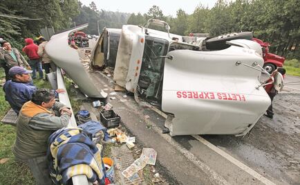 Volcadura de tráiler provoca cierre temporal de carretera en Naucalpan