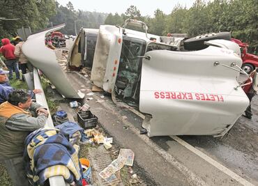 Volcadura de tráiler provoca cierre temporal de carretera en Naucalpan