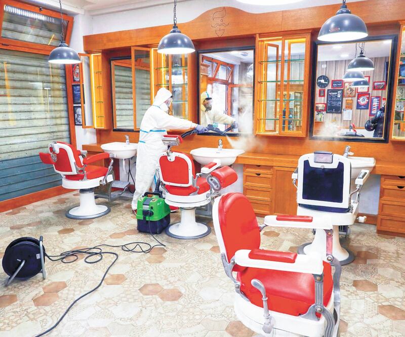 Empleados desinfectan una barbería en Roma, Italia. El premier Giuseppe Conte prorrogó el confinamiento hasta el próximo 3 de mayo. Foto: RICCARDO ANTIMIANI. EFE