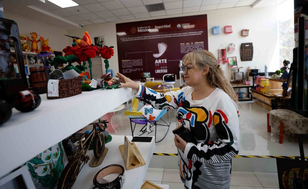 La señora Claudia ha comprado distintas artesanías en la tienda penitenciaria, como muñecas de crochet y carteras. Foto: Diego Simón Sánchez/ EL UNIVERSAL