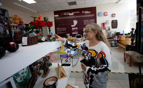 La señora Claudia ha comprado distintas artesanías en la tienda penitenciaria, como muñecas de crochet y carteras. Foto: Diego Simón Sánchez/ EL UNIVERSAL